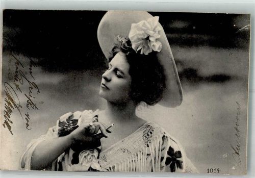 1904 Selbstbewusste junge Frau mit Zigarette Hutmode
