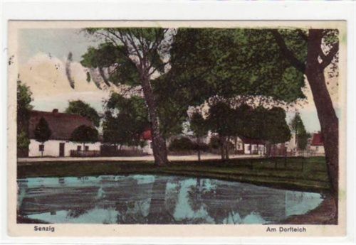 Senzig. Abgebildet ist eine Partie am Dorfteich. Postalisch befördert mit Marke 1934. Leichte Stempelspuren auf der Vorderseite, sonst gut erhalten.