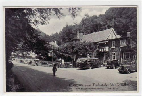 Gasthaus zum Trusentaler Wasserfall mit Onibus davor gelaufen und Bahnpoststempel von ca. 1940. Leichter Stempeldurchdruck, Ecken mit Albumabdrücken, Rückseite leicht stockfleckig, sonst gut erhalten.
