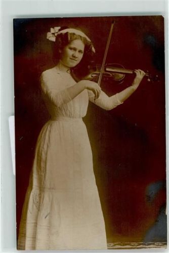1913 Frau mit einer Geige AK