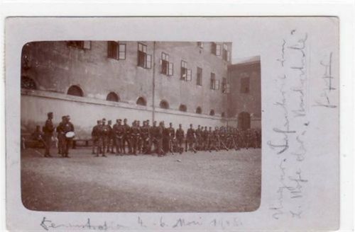 Wien, seltene Echtfotokarte, Demonstration, 4. - 6. Mai 1908, Ungarische Infantrie im 2. Hofe der Hochschule gelaufen, mit Marke und Stempel von 1908. Gute Erhaltung.