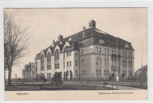 Berlin-Spandau. Städtische Hallenschwimmbad gelaufen, 1922 kleiner Knick unten links, leichter Stempeldurchdruck, sonst gut erhalten