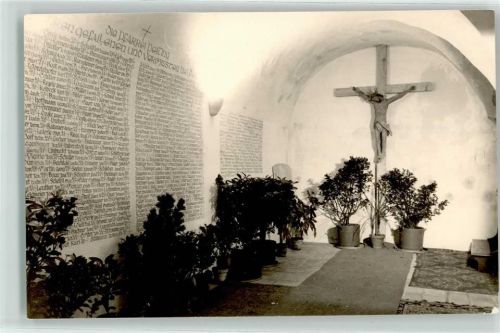 86971 W8922 Peiting Foto AK Ort lt. Fotograf Kreuz Jesus Wand Schrift Pflanzen