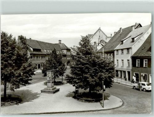 Hettstedt Marktplatz mit Denkmal undTrabant