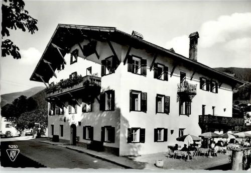Mieders Alte Post Gasthaus Auto Sonnenschirm Terrasse nur Scan beschnitten