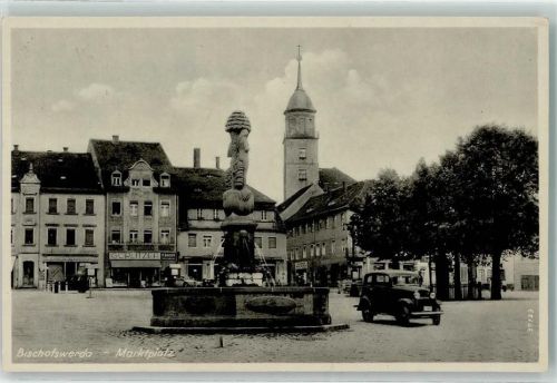 01877 O8500 Bischofswerda - Marktplatz Brunnen Auto Kirche Geschäfte
