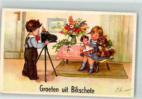 Bikschote Motiv Mädchen mit Puppe und Hund Junge fotografiert