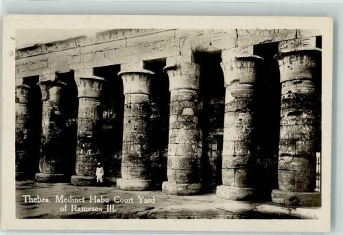 Theben Denkmal Medinet Habu Court Yard of Ramses III.