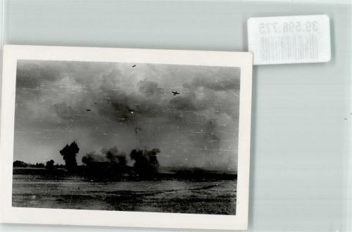 Luftkampf und Detonationen FOTO KEINE AK