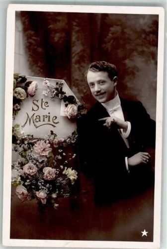 Junger eleganter Mann zeigt auf eine Blumen geschmückte Karte mit dem Namen Marie Emaillographie VBC Nr. 3392