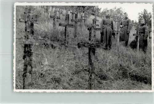 Tilsit 1939 Landser an den verwitterten Kreuzen eines Soldatenfriedhofes Ort lt. Fotograf Kallweit