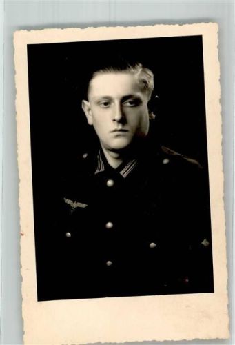 Junger deutscher Soldat in Uniform