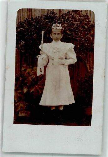 1907 Mädchen mit einer Kerze und weißem Kleid