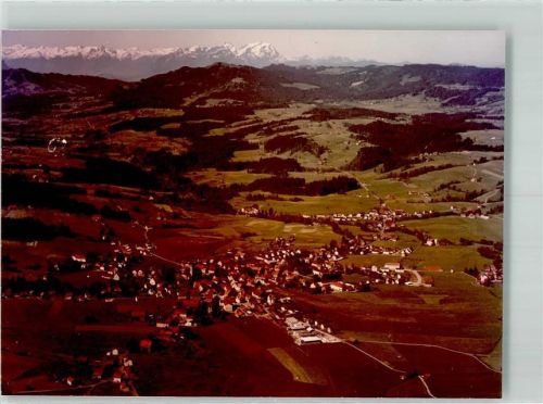 Weiler-Simmerberg Fliegeraufnahme des Ortes mit der Kirche Sankt Blasius und Alpenpanorama Foto Original aus Archiv eines Ansichtskartenverlags Ort handschriftlich