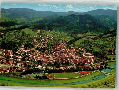 Gengenbach Fliegeraufnahme vom Ort mit Schwimmbad und Stadion