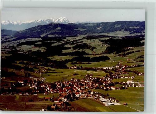 Weiler-Simmerberg Fliegeraufnahme des Ortes mit der Kirche Sankt Blasius Foto Original aus Archiv eines Ansichtskartenverlags Ort handschriftlich