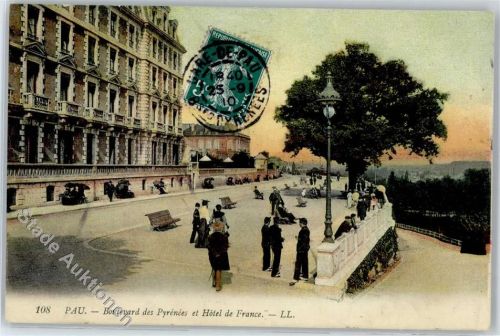 Pau Boulevard des Pyrenees et Hotel de France