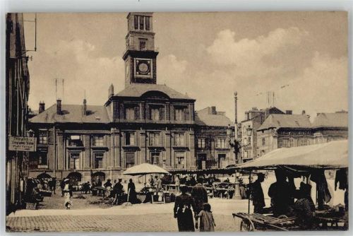 Charleville-Mezieres Marktszene Rathaus