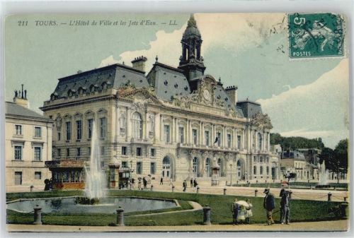 Tours L Hotel de Ville et les Jets d Eau