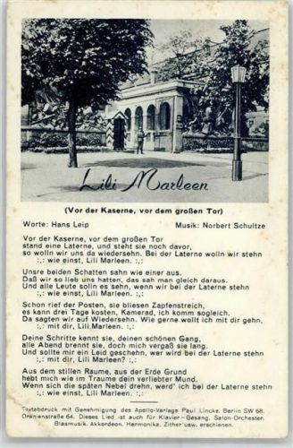 Vor der Kaserne vor dem grossen Tor