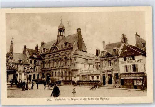 Noyon Marktplatz Cafe Victor Rathaus