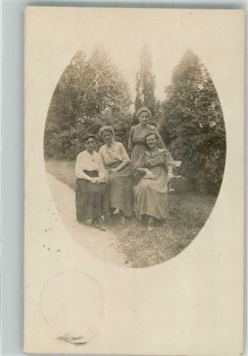 Schöneberg 1917 Vier Frauen im Park Ort lt. Stempel