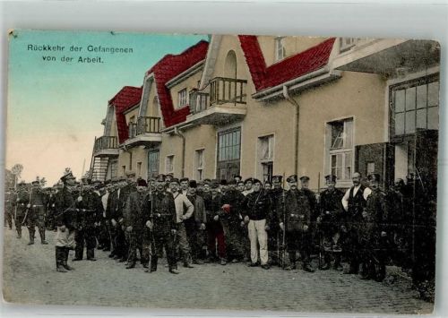 Deutsche Landsturmsoldaten bewachen die Gefangenen WK I