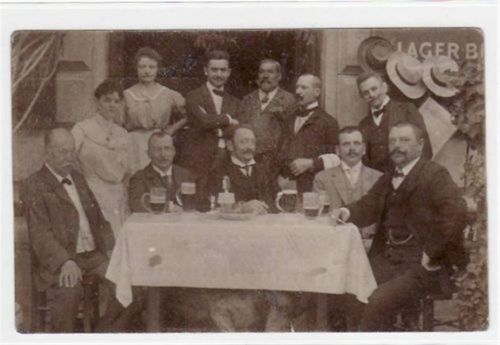 Wien, seltene Echtfotokarte, Herrenrunde gelaufen von 1906. Leicht abgerundete Ecke n, kleine Beschädigung oben in der Mitte, leicht fleckig, sonst gut erhalten