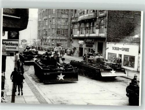 Berlin Mitte 1961 Amerikanische Panzer am Checkpoint Charlie Fotograf Alexander Czechatz Reproduktion