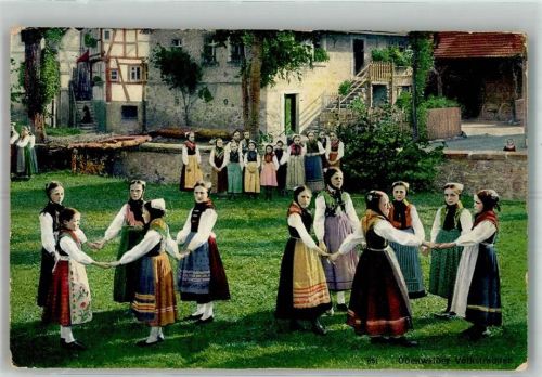 Junge Mädchen beim Tanz auf der Dorfwiese