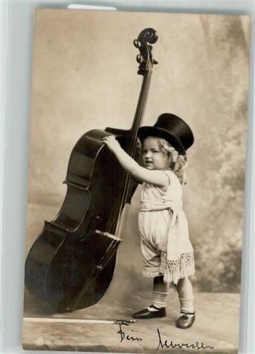 1907 Kleines Kind mit einem Cello