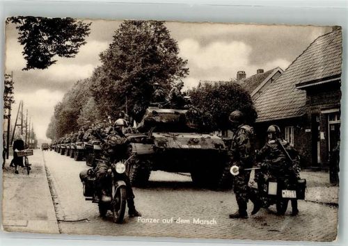 Panzereinheit der Bundeswehr auf dem Marsch Motorrad