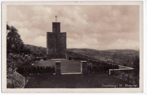 Gevelsberg mit Ehrenmal gelaufen von 1950. Leichter Stempeldurchdruck, kleiner Knick oben in der Mitte, leicht fleckig, sonst gut erhalten
