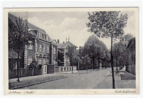 Lübtheen i. Meckl. mit Bahnhofstrasse gelaufen von 1938. Kleine Anhaftung oben links, sonst gut erhalten.