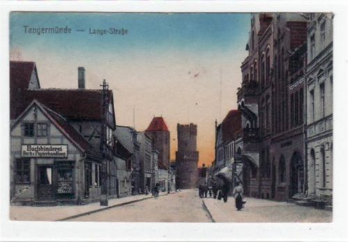 Tangermünde mit Lange Straße gelaufen von 1930. An den Ecke n leicht bügig, leicht stockfleckig, sonst gut erhalten.