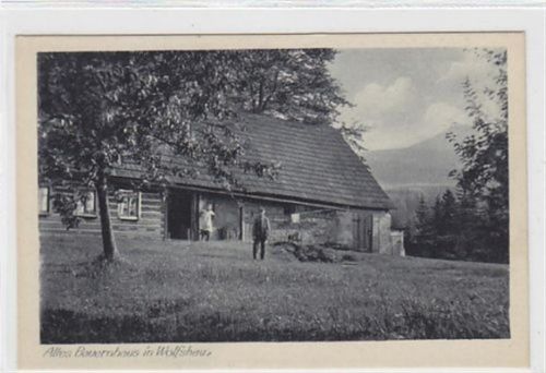 Bauernhaus in Wolfshau - Wilcza Poreba / Kreis Hirschberg - Jelenia Góra mit Personen im Vordergrund ungelaufen Top Erhaltung.