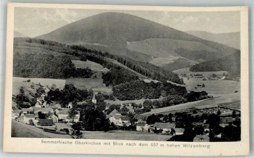 Oberkirchen Panorama des Ortes mit St.- Gertrudis-Kirche und dem Wilzenberg