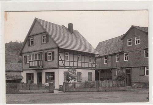 Trubenhausen, Krs. Witzenhausen. Gemischtwaren Bachmann ungelaufen Die Karte war in einem Album eingeklebt, daher Anhaftungen und Abrißspuren Rückseite, leichte Abschürfungen Vorderseite oben links und unten rechts, sonst gut erhalten