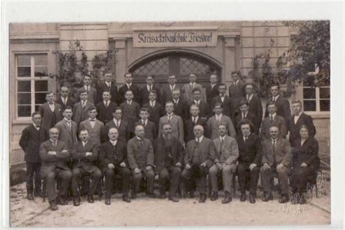 Triesdorf, seltene Echtfotokarte, ein Gruppenfoto vor der Kreisackerbauschule ungelaufen Gute Erhaltung.