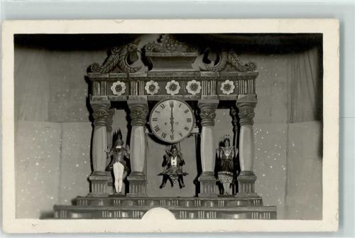 Uhr mit Figuren