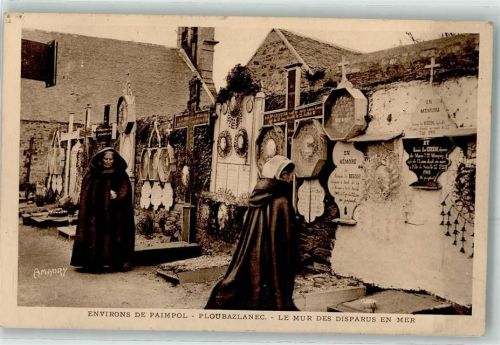 Ploubazlanec Environs de Paimpol Le Mur des Disparus en Mer Frau Grab Kreuz