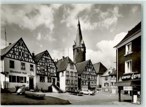 Ottweiler Rathausplatz mit Gasthaus Rose Wehrturm Mercedes