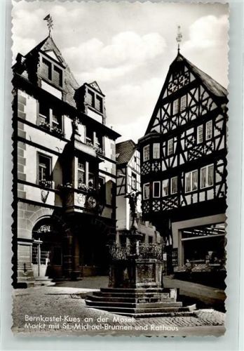 Bernkastel Rathaus Markt mit St. Michael Brunnen