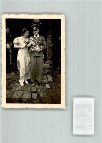 Unteroffizier der Wehrmacht mit Schützenschnur und Eisernem Kreuz mit seiner Braut