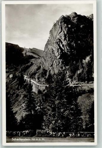 Münstertal Die Felsformation Scharfenstein mit Landstraße