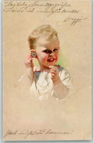 1920 Fröhliches Kind hält sich eine Taschenuhr ans Ohr