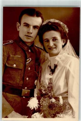 Gefreiter der Wehrmacht mit seiner Braut Privatfoto AK