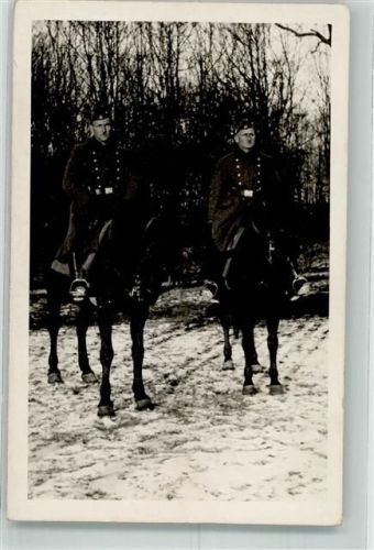 Zwei deutsche Soldaten in Uniform auf Pferden im Winter
