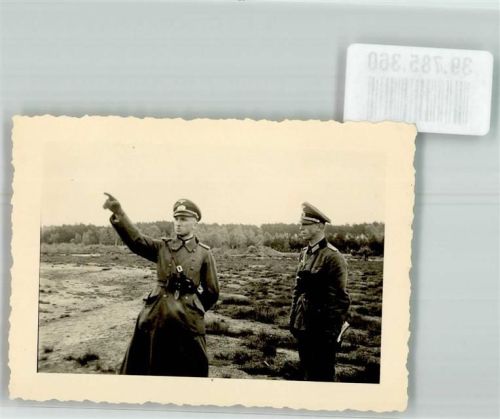 Zwei deutsche Offiziere bei der Einweisung auf freiem Feld