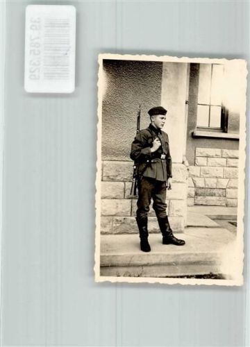 Ein junger Landser mit geschultertem Karabiner auf Wache